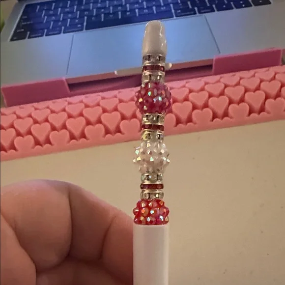 Elegant White and Silver Pen - Picture 2 of 3